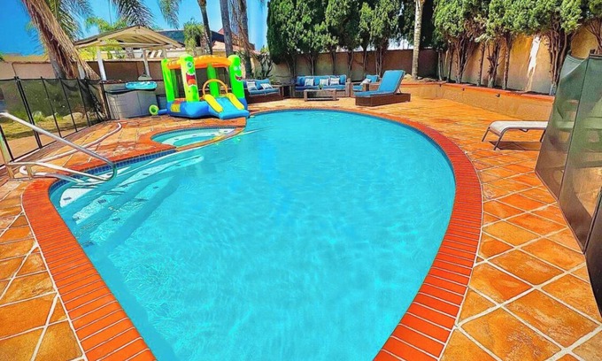 Huntington Beach House | The house is at the intersection the food service center -beach-bank