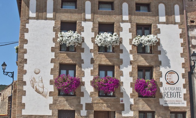Acedo Apartment | THE HOUSE OF THE REBOUND. SaballaoSuite: 2 pers. sleep 135cm bed, living room-kitchen and bathroom