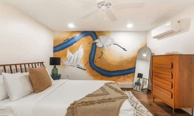 Central Business District Bed & Breakfast | The Hudson: Cool Art Filled Suite near FQ with Pkg