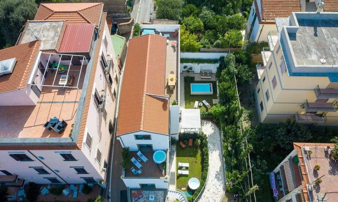 Sant'Agnello Villa | The Ivy Villa with sea view, garden, pool and jacuzzi