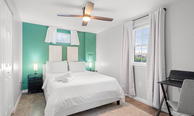 Jefferson Manor Bed & Breakfast | The Jefferson | Emerald | City View