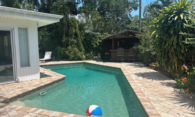 South Sarasota House | The Jungle Retreat w/Pool & Bar