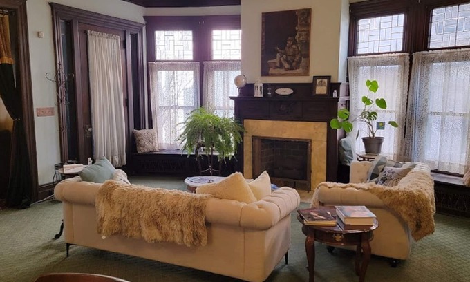 Downtown Toledo Hotel | The Kings Throne Inn and Guest House