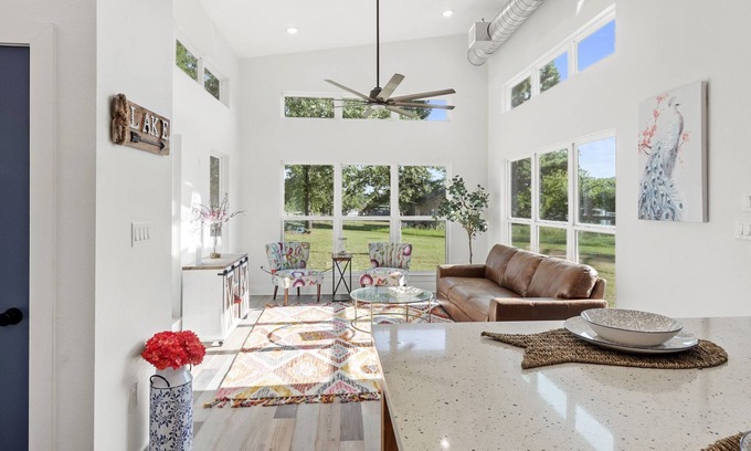 Somerville Cottage | The Lake House, Pond, 3 Min to Lake, Pets Ok