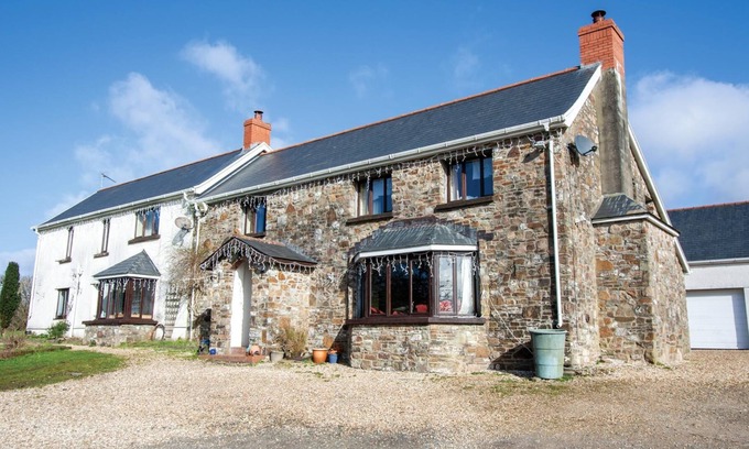 Upper Killay House | The Lake House Retreat - 7 Bedroom Holiday Home - Sleeps 20 - Southgate