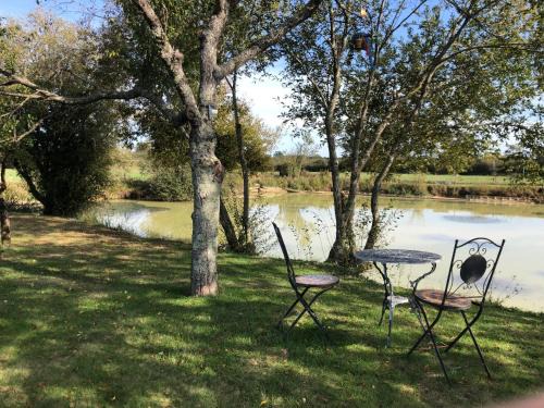 Bommiers House | The Lake Room Cottage with Private Fishing Lake