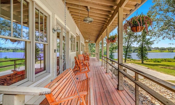 Lindale Condo | The Lakeside Giddy Up Getaway - Explore Lindale's Wineries and Canton Trade Days
