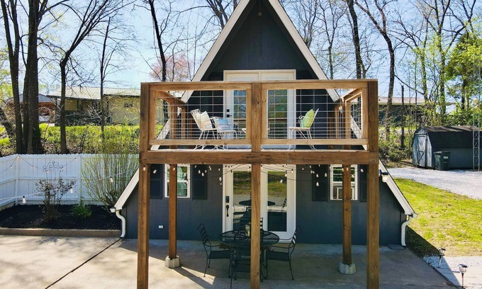 Hardin House | The Lakeside Loft- KY Lake Escape - Pirates Cove
