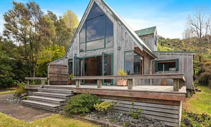 Lake Tarawera House | The Lakeview Chalet - Lake Tarawera Holiday Home
