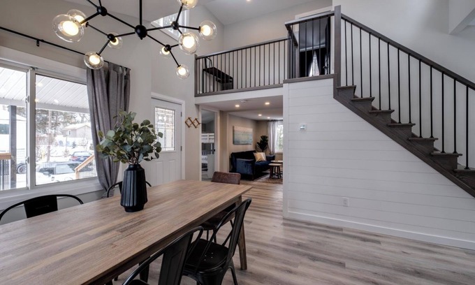 Grand Bend Cottage | The Lazy Bear Cottage in Grand Bend! Walking Distance to Beach + HOT TUB!