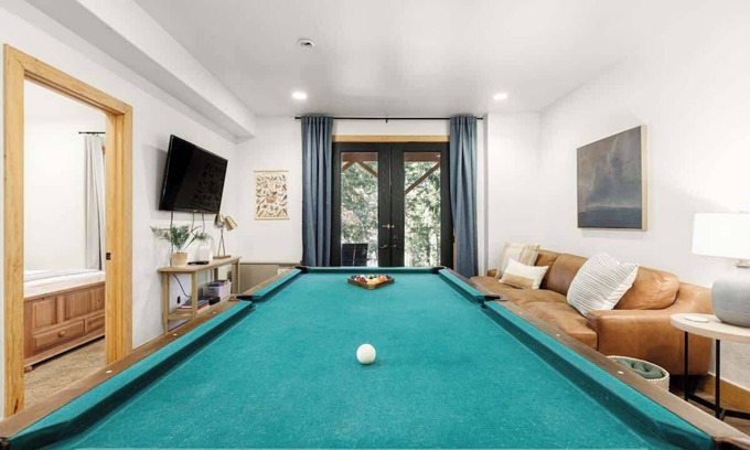 Shaver Lake Cabin | The Lazy Pines Lodge w/Pool Table & BBQ Grill