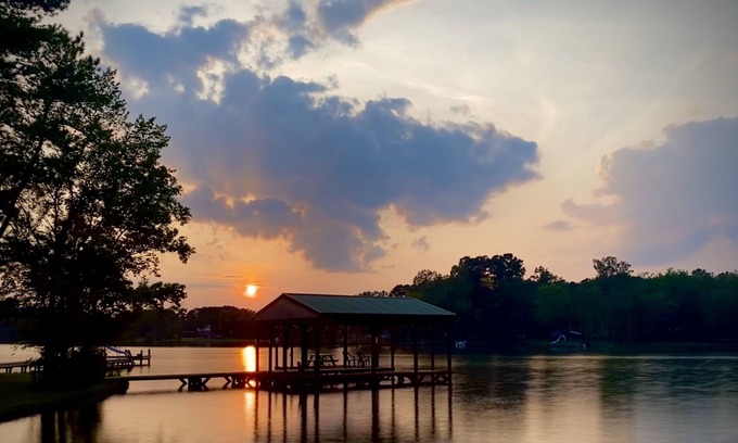 Cedar Bluff Cabin | The Lazy Worm Getaway - Entire cabin with private boat ramp and covered dock