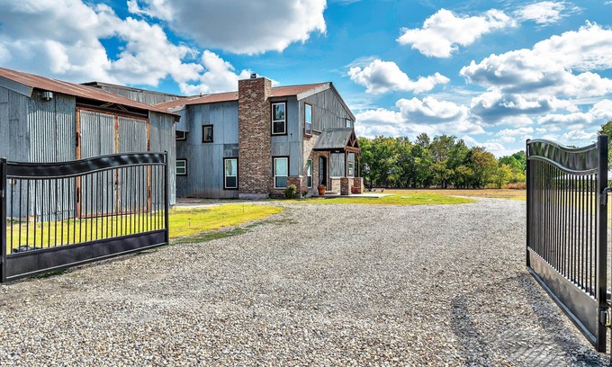 Lorena House | The Levi Gin - Luxury Vintage Retreat