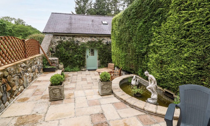 Dolbenmaen Cottage | THE LITTLE COACH HOUSE, pet friendly, with a garden in Garndolbenmaen