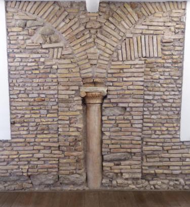 Navona Apartment | The little column