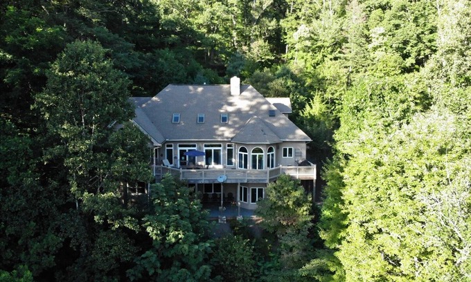 Fairview House | The Lodge at Edenderry | Pet-Friendly Mountain Luxury Retreat | Hot Tub & More!