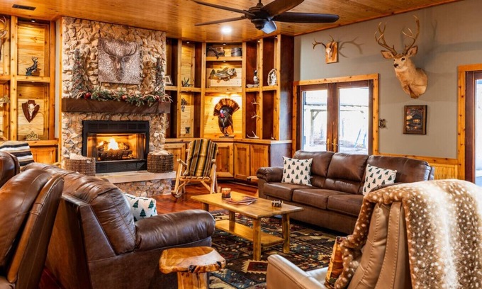 Little Kowaliga Cabin | The Lodge at Lake Martin: Sleeps 35