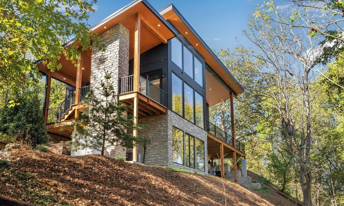 Keene House | The Lodge at Marble Creek. Modern Cabin Retreat/Hot tub/Sauna/Creek Access