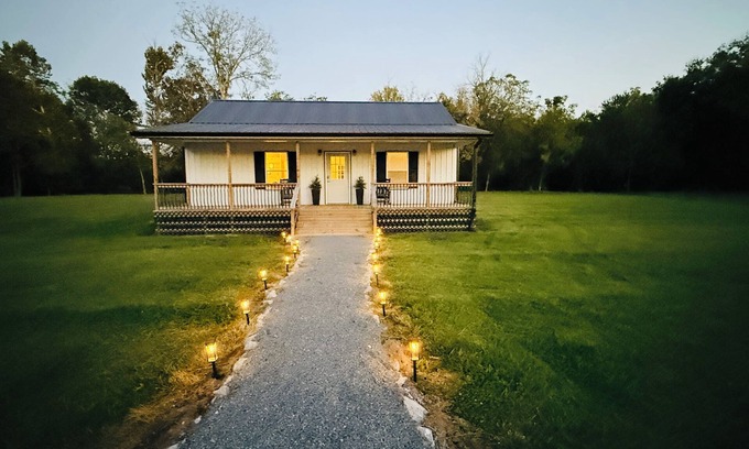 Jamestown House | The Lodge Lake Retreat – Family-Friendly with Private River Access