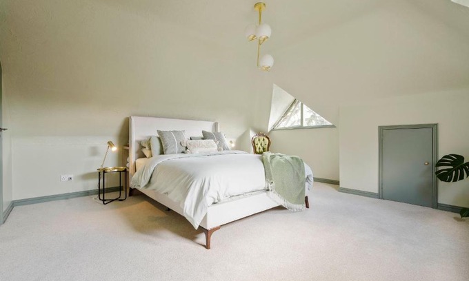 Weymouth Apartment | The Loft - A Stylish Holiday Property in Weymouth with Sea View and Parking