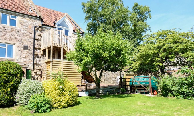 Newton St Loe Apartment | THE LOFT AT LUCOTT HOUSE, with a garden in Bath