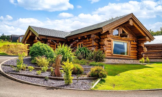 Bathgate Ski Chalet | The Log Cabins at The Vu