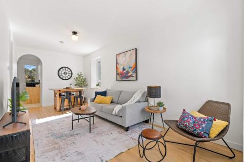 Sunnyside House | The Lokal 2 Kings Queen Suite in Sunnyside YYC