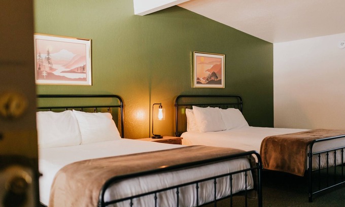 Long Barn Cabin | The Long Barn Lodge - Deluxe Double Queen Room