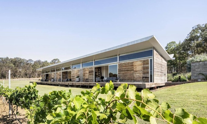 Pokolbin Apartment | The Longhouse - Suite 1 - Iconic Hunter Valley property, 2 en-suite bedrooms and vineyard views
