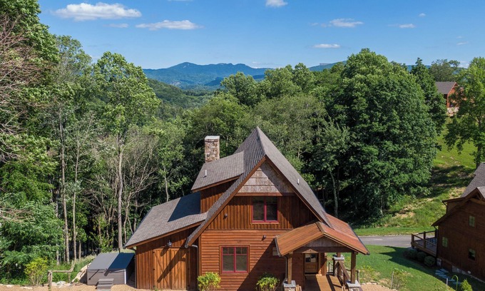 Banner Elk House | The Lookout at Eagles Nest: Mtn views, pet friendly, hot tub