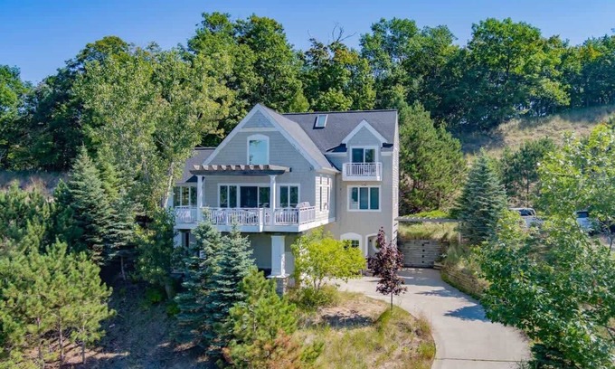 Ferrysburg House | The Lookout | Beach Access | Close to Grand Haven