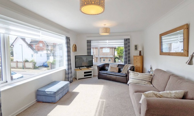 Bognor Regis Cottage | The Lookout - Bognor Regis - sleeps 4 guests in 2 bedrooms