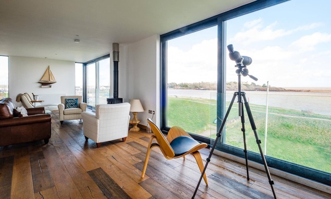 Felixstowe Cottage | The Lookout - sleeps 6 guests in 3 bedrooms