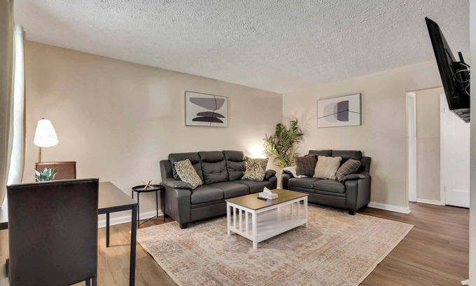 Columbus House | The Lucky 7's Inn-5 Beds