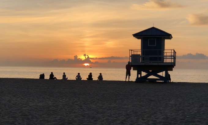 Hollywood South Central Beach Apartment | The Madison 5 - Cute & Cozy 1 bedroom beach apartment steps to the beach