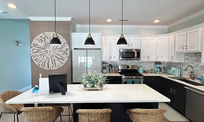 Salisbury House | The Main Residence Beach Escape-3 Beds 2BR, Patio, Walk to Ocean