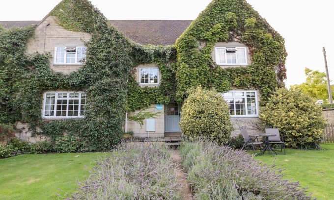 Blockley Cottage | THE MALINS, pet friendly, character holiday cottage in Blockley