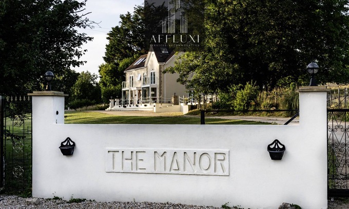 Bathford House | The Manor Hot Tub Escape