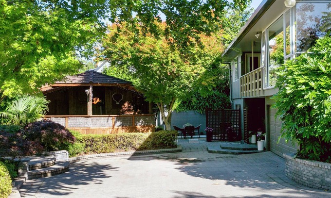 Waipahihi House | The Manor - Spa, Sauna, Huge Grounds