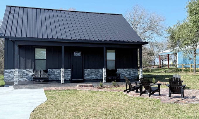 Somerville Cottage | The MarCupial, Modern 2BR near Round Top, Lake Somerville & Aggie Game Day!