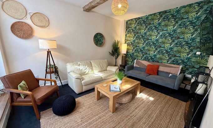 Worcester House | The Mews - Worcester City - Gated - Self Check In - WIFI - 2 Doubles - Sleeps 6