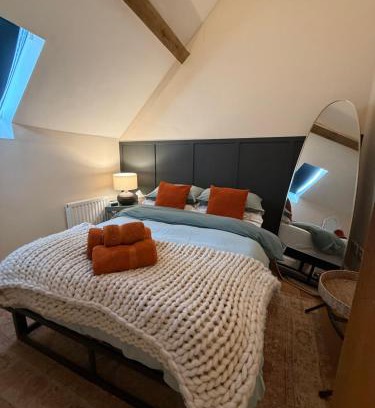 Worcester House | The Mews - Worcester City - House - Gated - Self Check In - Free WIFI - 2 Doubles - TVs in bedrooms - Sleeps 6 - Free Nearby Parking