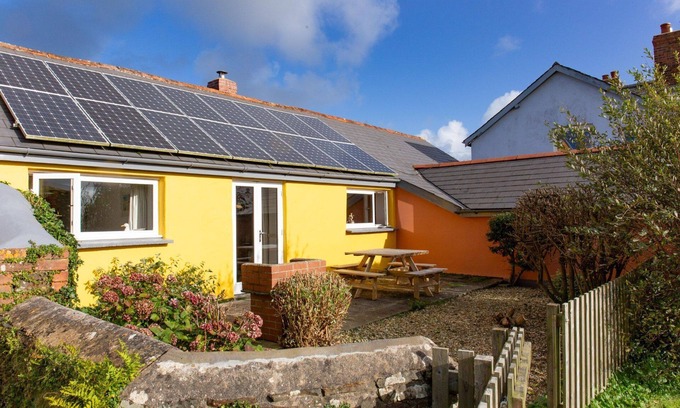 Hartland Cottage | The Milking Parlour, shared hot tub and sauna