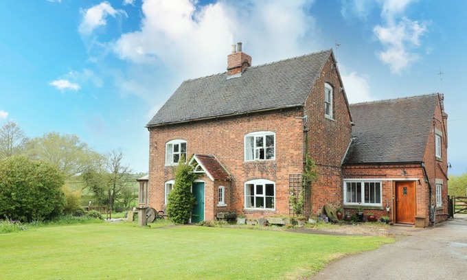 Somersal Herbert Cottage | THE MILL WHEEL, romantic, character holiday cottage in Doveridge