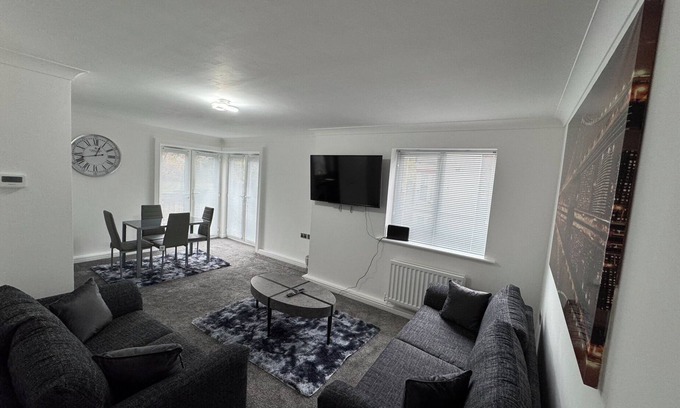 Milton Keynes Apartment | The Modern Balcony Apartment 2 Bed 1 Bath Private Parking