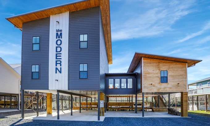 Glenwood House | The Modern: Hammock + Ping Pong + CornHole