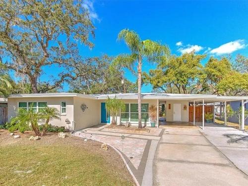 Bearss Plaza House | The Modern Palms few mins from Downtown Tampa Ybor city