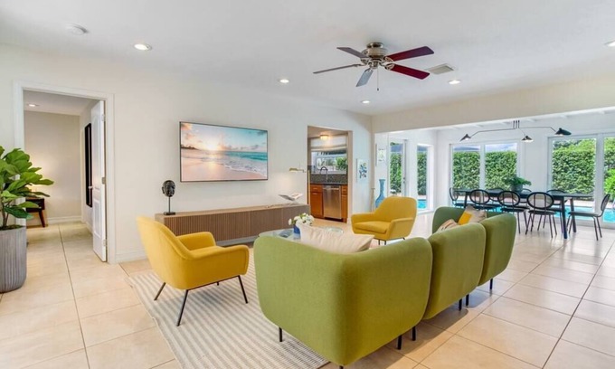 Hollywood House | The Monroe Villa, Pool & King Beds