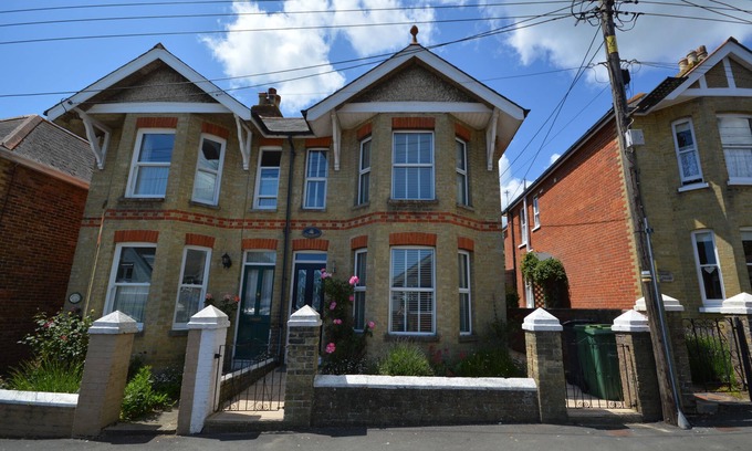 Ryde Cottage | The Moorings - a house that sleeps 6 guests in 3 bedrooms