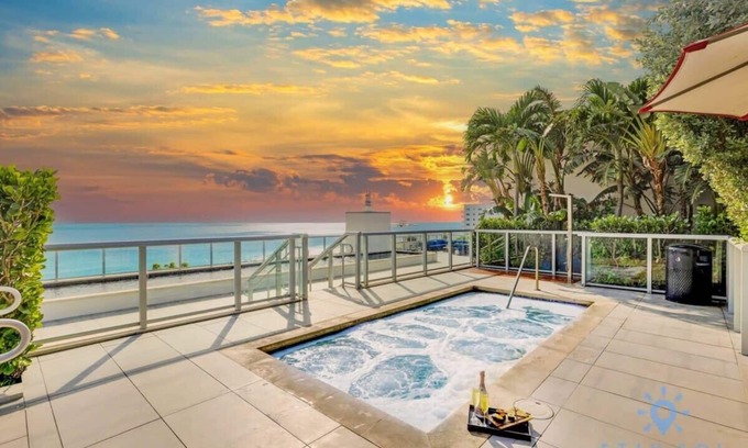 Hollywood Lakes Apartment | The Most Liked Homes| Hot tub & Unique Rooftop+Gym